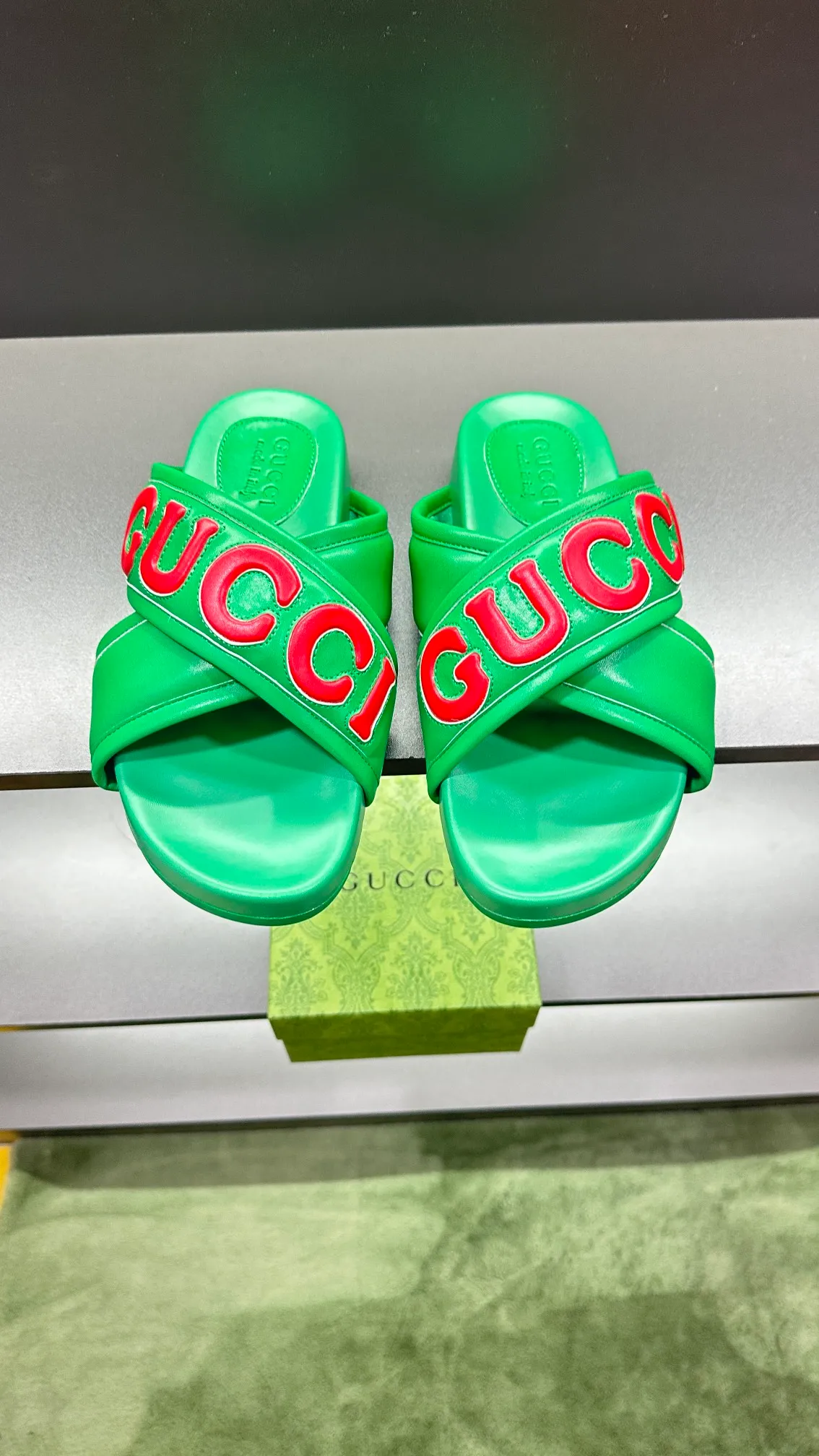 [G Family Couple Style] P: 320💰Female size 36~40 Men's size 39~45, (46. Custom-made GG slippers for men and women. This slipper is made of GG polyester fiber and is decorated with a Gucci label on the front, which adds a striking logo feel to the style. Beige GG recycled polyester fiber, same size for men and women, leather trim